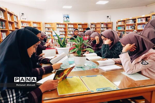 بازدید دانش‌آموزان استان مرکزی از کتابخانه به‌مناسبت هفته کتابخوانی
