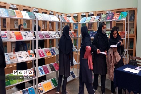 بازدیداز کتابخانه مرکزی دانشگاه فردوسی به‌مناسبت هفته کتاب وکتابخوانی