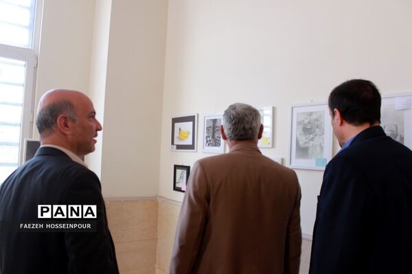 بازدید مسئولان از نمایشگاه هنر طراحی سیاه قلم دانش‌آموزان بهارستانی