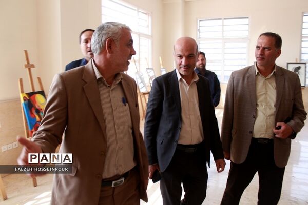 بازدید مسئولان از نمایشگاه هنر طراحی سیاه قلم دانش‌آموزان بهارستانی