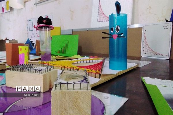 نمایشگاه دست سازهای ریاضی در دبیرستان شاهد فیض