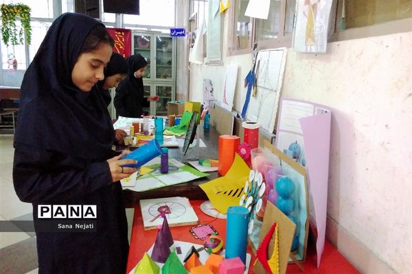 نمایشگاه دست سازهای ریاضی در دبیرستان شاهد فیض
