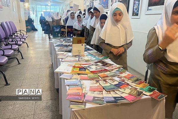 بازدید دانش‌آموزان مدارس کهریزک از نمایشگاه کتاب پژوهش‌سرای دانش‌آموزی کاوش