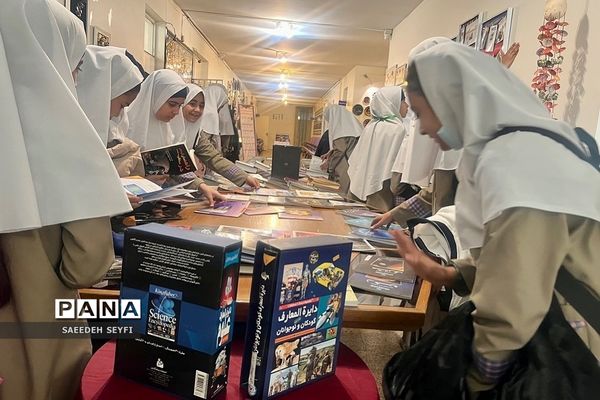بازدید دانش‌آموزان مدارس کهریزک از نمایشگاه کتاب پژوهش‌سرای دانش‌آموزی کاوش