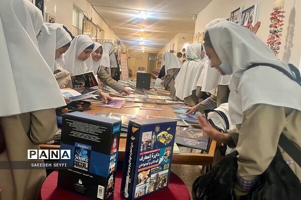 بازدید دانش‌آموزان مدارس کهریزک از نمایشگاه کتاب پژوهش‌سرای دانش‌آموزی کاوش