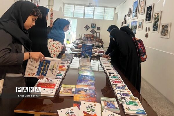 بازدید دانش‌آموزان مدارس کهریزک از نمایشگاه کتاب پژوهش‌سرای دانش‌آموزی کاوش
