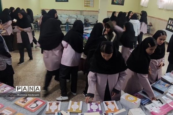 برگزاری نمایشگاه کتاب در هفته کتاب و کتابخوانی در هنرستان مبتکران رودهن