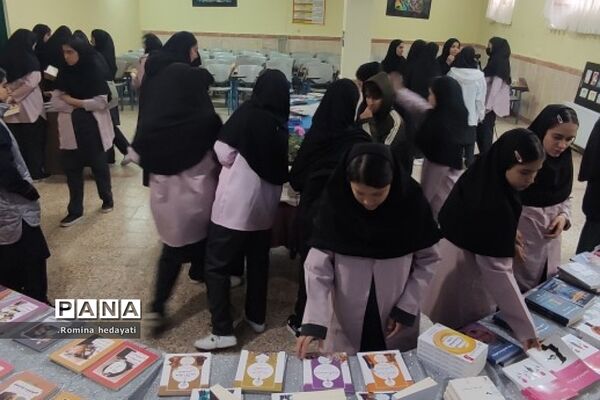 برگزاری نمایشگاه کتاب در هفته کتاب و کتابخوانی در هنرستان مبتکران رودهن