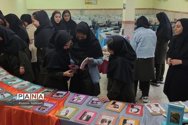 برگزاری نمایشگاه کتاب در هفته کتاب و کتابخوانی در هنرستان مبتکران رودهن