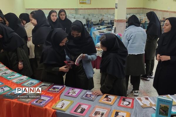 برگزاری نمایشگاه کتاب در هفته کتاب و کتابخوانی در هنرستان مبتکران رودهن
