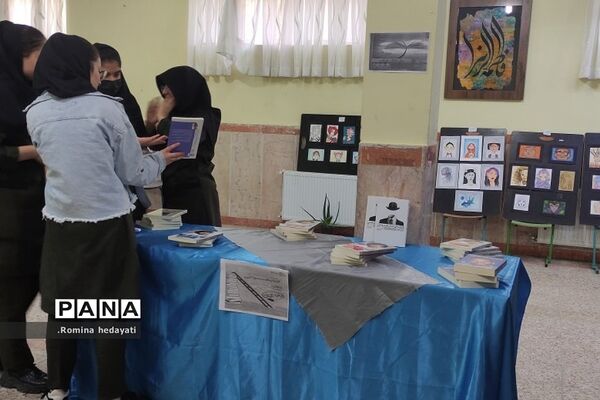 برگزاری نمایشگاه کتاب در هفته کتاب و کتابخوانی در هنرستان مبتکران رودهن