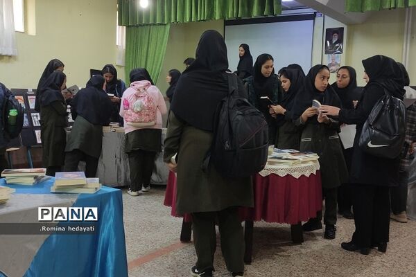 برگزاری نمایشگاه کتاب در هفته کتاب و کتابخوانی در هنرستان مبتکران رودهن