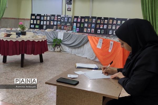 برگزاری نمایشگاه کتاب در هفته کتاب و کتابخوانی در هنرستان مبتکران رودهن