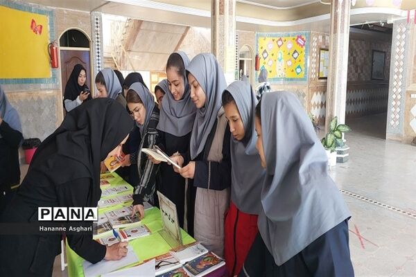 برپایی نمایشگاه کتاب توسط کارگروه تخصصی انجمن و اولیا با هدف ارتقای سرانه مطالعه دانش‌آموزان