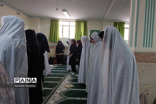 برگزاری نماز جماعت در دبیرستان‌ نشاط بهارستان‌دو