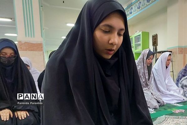 برگزاری نماز جماعت در دبیرستان‌ نشاط بهارستان‌دو