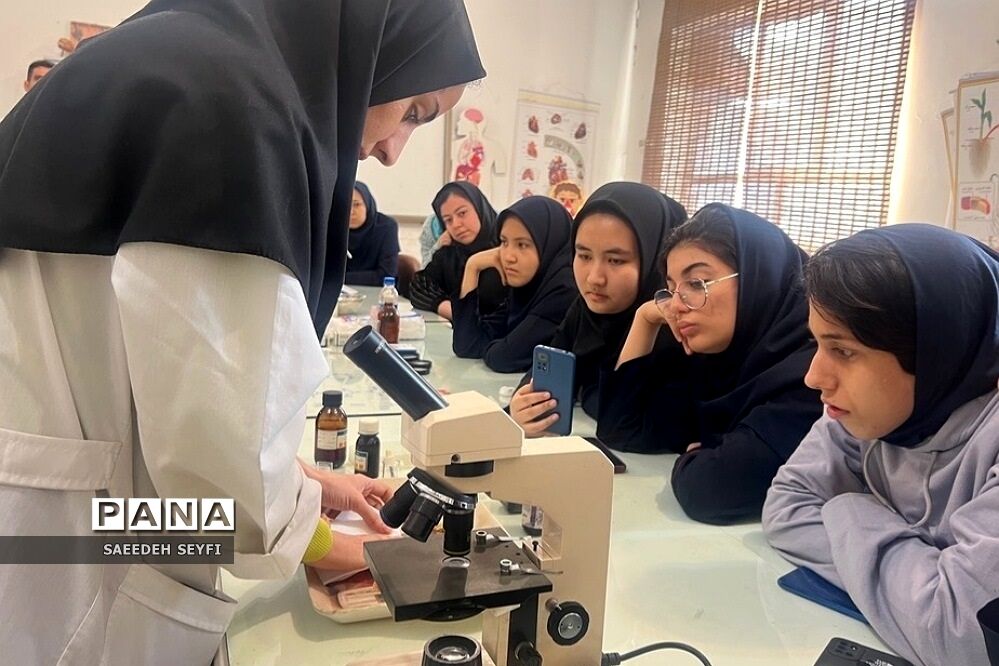 حضور دانش‌آموزان در آزمایشگاه کیمیاگران جوان در کهریزک