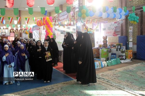 نمایشگاه آثار دانش‌آموزان در حوزه کتاب در بوشهر