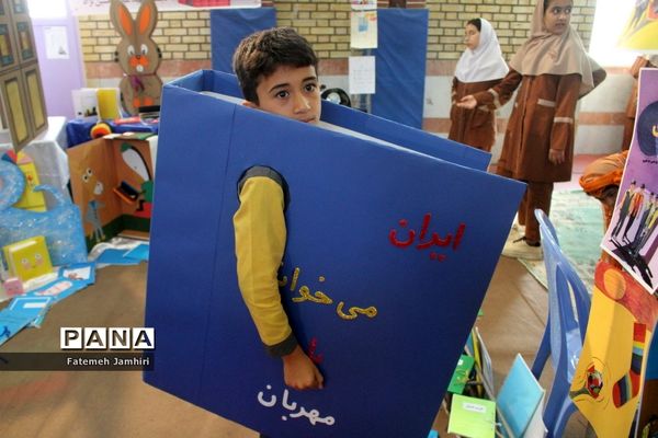 نمایشگاه آثار دانش‌آموزان در حوزه کتاب در بوشهر