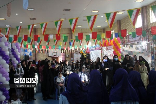 نمایشگاه آثار دانش‌آموزان در حوزه کتاب در بوشهر