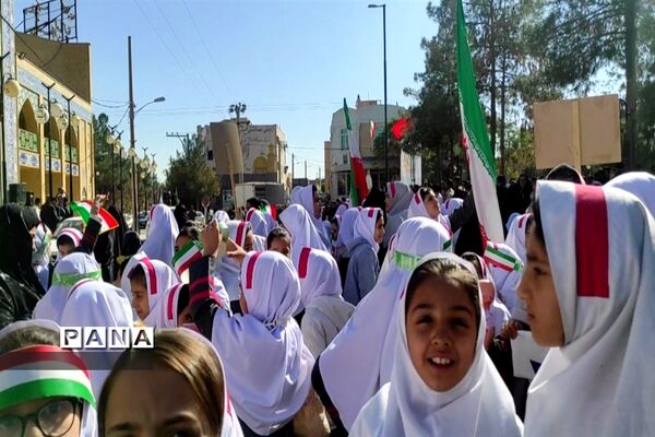 پویش فریاد عروسک‌ها با حضور پرشور دانش‌آموزان در بادرود