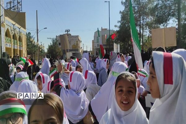 پویش فریاد عروسک‌ها با حضور پرشور دانش‌آموزان در بادرود