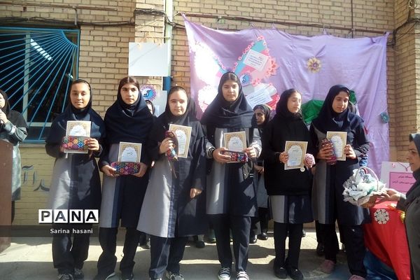 تقدیر از دانش‌آموزان برتر و منتخب در دبیرستان آزاده رودهن