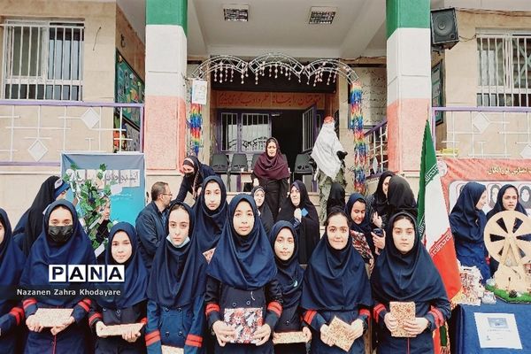 نواختن زنگ کتاب با عنوان کافه کتاب در مدرسه دخترانه هیات امنایی فرزانگان ملارد