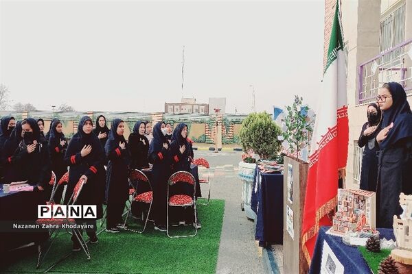 نواختن زنگ کتاب با عنوان کافه کتاب در مدرسه دخترانه هیات امنایی فرزانگان ملارد