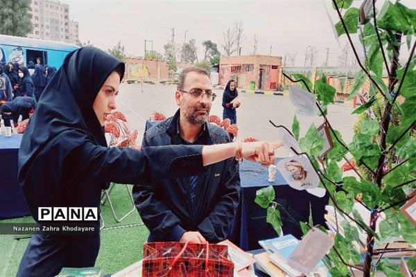 نواختن زنگ کتاب با عنوان کافه کتاب در مدرسه دخترانه هیات امنایی فرزانگان ملارد