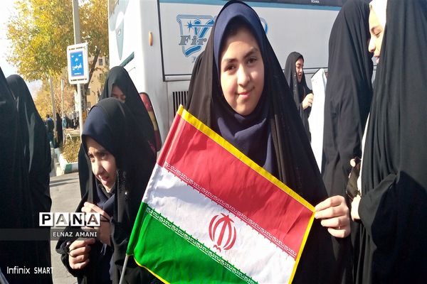 تجمع فرهنگیان و دانش‌آموزان چهارمحال و بختیاری در دیدار با رئیس جمهوری همراه با آحاد مردم