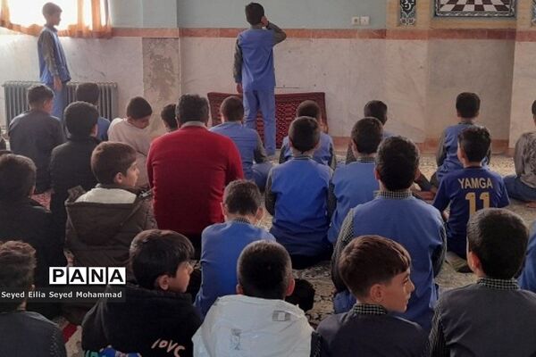 برپایی نماز جماعت در مدارس قیامدشت در راستای اجرای طرح نورچشم