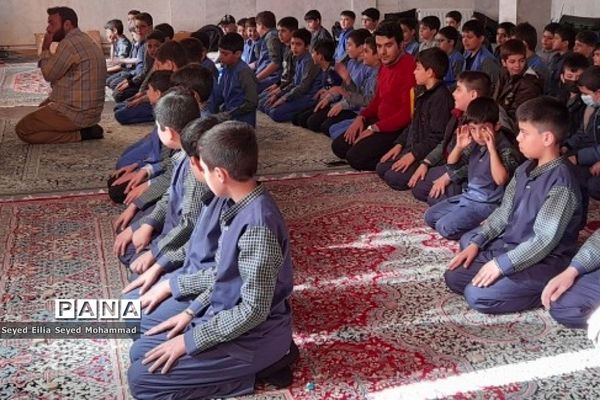 برپایی نماز جماعت در مدارس قیامدشت در راستای اجرای طرح نورچشم
