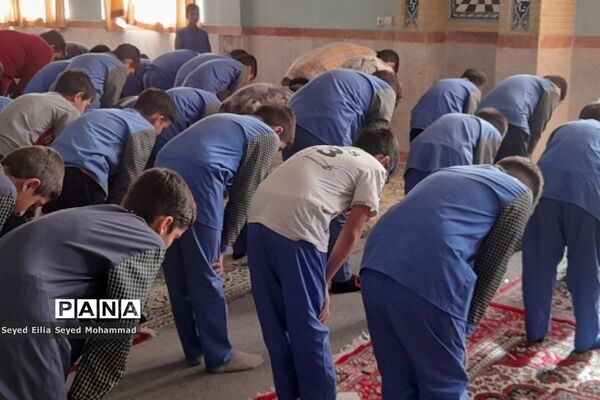 برپایی نماز جماعت در مدارس قیامدشت در راستای اجرای طرح نورچشم
