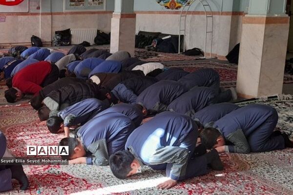 برپایی نماز جماعت در مدارس قیامدشت در راستای اجرای طرح نورچشم