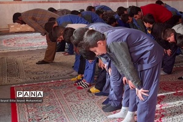 برپایی نماز جماعت در مدارس قیامدشت در راستای اجرای طرح نورچشم