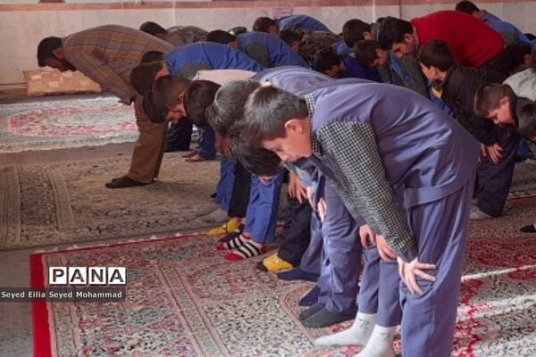 برپایی نماز جماعت در مدارس قیامدشت در راستای اجرای طرح نورچشم