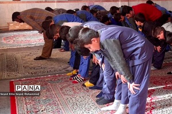 برپایی نماز جماعت در مدارس قیامدشت در راستای اجرای طرح نورچشم