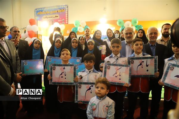 بازدید معاون پارلمانی رئیس جمهوری از نمایشگاه یاریگران زندگی