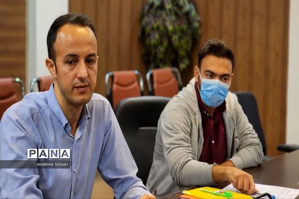 جلسه هم‌اندیشی سرگروه‌های درسی مقطع متوسطه ناحیه یک بهارستان