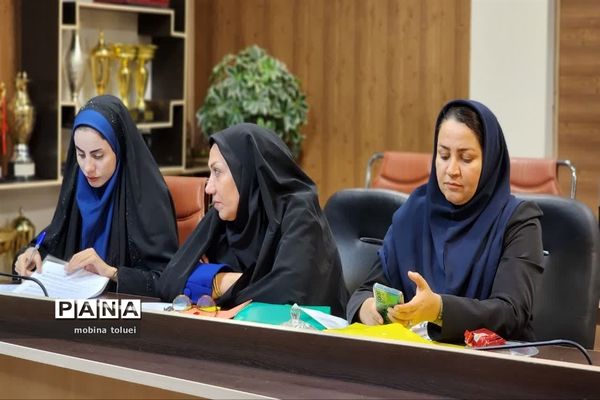 جلسه هم‌اندیشی سرگروه‌های درسی مقطع متوسطه ناحیه یک بهارستان