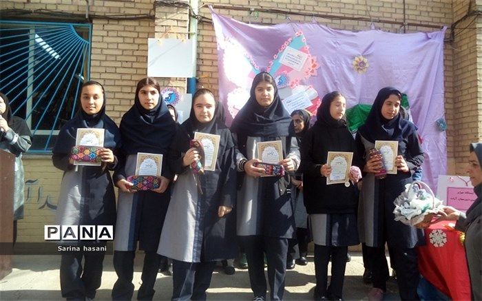 تقدیر از دانش‌آموزان فعال و منتخب  در مدرسه، بستر انگیزه و صمیمیت ایجاد می‌کند