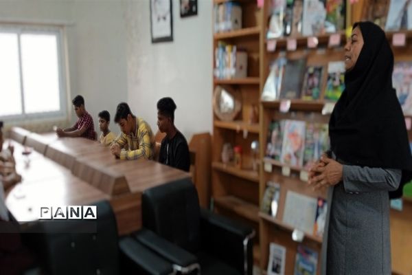 بازید بسیجیان جزیره هرمز از کتابخانه عمومی