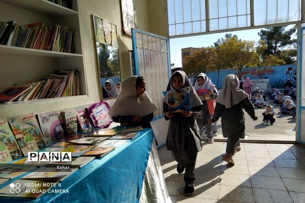 گرامیداشت هفته کتاب و کتابخوانی در دبستان پانزده خرداد شهرستان کاشمر