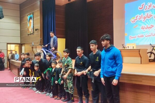 پیاده‌روی خانوادگی در شهریار