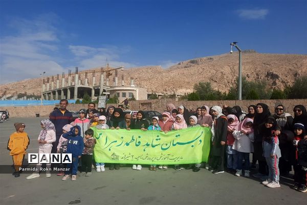 پیاده‌روی خانوادگی درشیراز