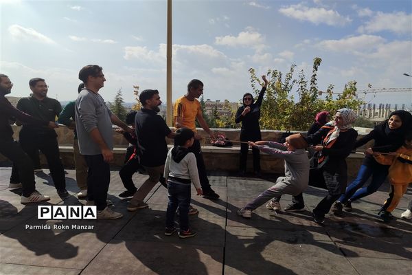 پیاده‌روی خانوادگی درشیراز