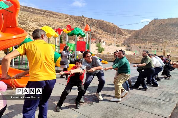 پیاده‌روی خانوادگی درشیراز