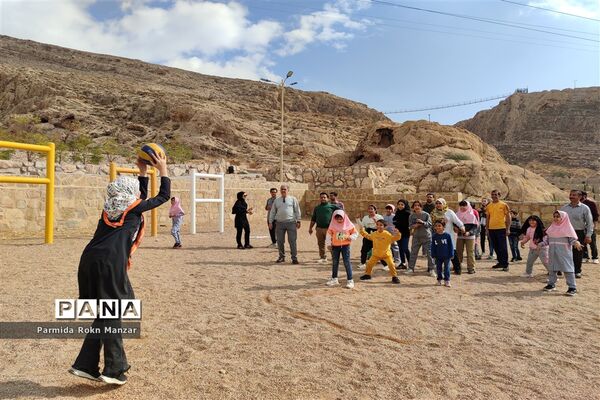 پیاده‌روی خانوادگی درشیراز