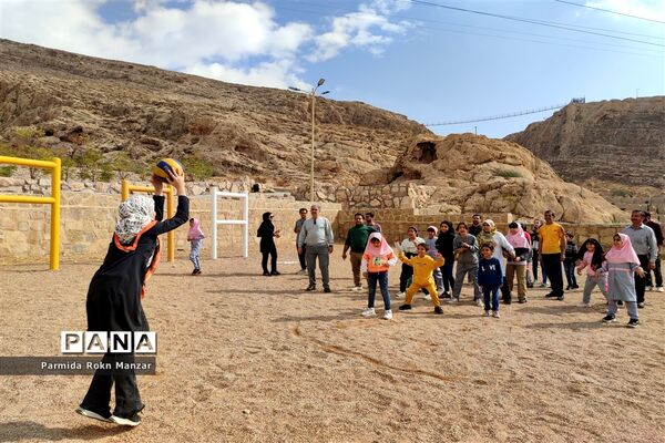 پیاده‌روی خانوادگی درشیراز
